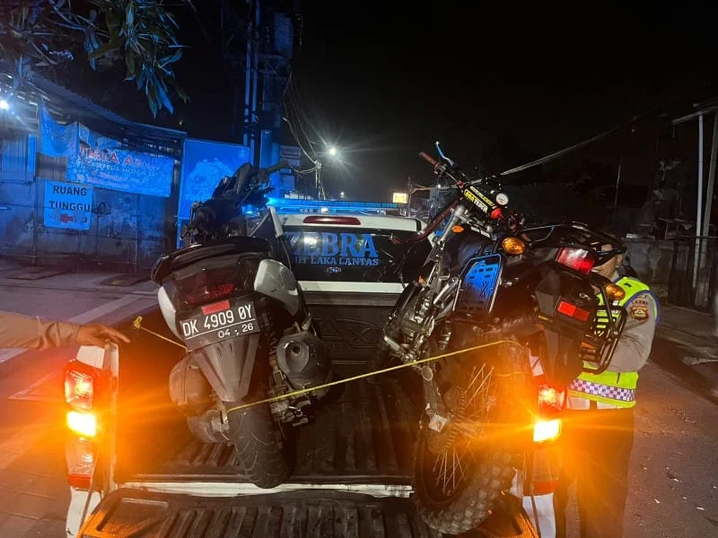 Kecelakaan Jalan Trengguli, kecelakaan Denpasar, kecelakaan Penatih, Denpasar Timur, Yamaha NMAX, Kawasaki KLX 150, adu jangkrik, kecelakaan motor, Satlantas Polresta Denpasar, Gakkum Satlantas, RSUD Wangaya, RSUD Dharma Yadnya, lalu lintas Denpasar.