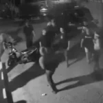 Rekaman kamera pengawas memperlihatkan sekelompok orang terlibat dalam aksi pengeroyokan terhadap pekerja kandang ayam di Banjar Batu Bayan, Desa Taman, Abiansemal, Badung. Foto: Tangkapan layar CCTV