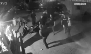 Rekaman kamera pengawas memperlihatkan sekelompok orang terlibat dalam aksi pengeroyokan terhadap pekerja kandang ayam di Banjar Batu Bayan, Desa Taman, Abiansemal, Badung. Foto: Tangkapan layar CCTV