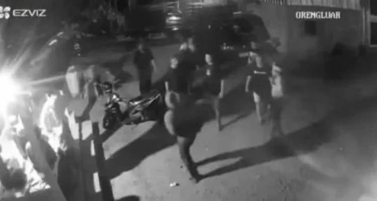 Rekaman kamera pengawas memperlihatkan sekelompok orang terlibat dalam aksi pengeroyokan terhadap pekerja kandang ayam di Banjar Batu Bayan, Desa Taman, Abiansemal, Badung. Foto: Tangkapan layar CCTV