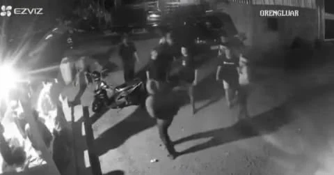 Rekaman kamera pengawas memperlihatkan sekelompok orang terlibat dalam aksi pengeroyokan terhadap pekerja kandang ayam di Banjar Batu Bayan, Desa Taman, Abiansemal, Badung. Foto: Tangkapan layar CCTV