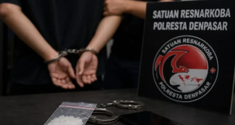 Pengedar narkoba Denpasar, narkotika Penatih, ekstasi Denpasar, Polresta Denpasar, Satresnarkoba Polresta Denpasar, penangkapan narkoba, senjata api, senpi Denpasar, amunisi, airsoft gun, Penatih Denpasar Timur, narkoba Bali, peredaran narkotika, kasus narkotika Denpasar.
