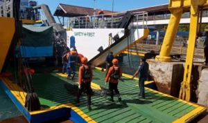 KMP Putri Yasmin, kapal terbakar, Selat Lombok, kebakaran kapal, SAR Denpasar, SAR Mataram, KN SAR Arjuna, evakuasi penumpang, Pelabuhan Padangbai, Pelabuhan Lembar, Bali, NTB.
