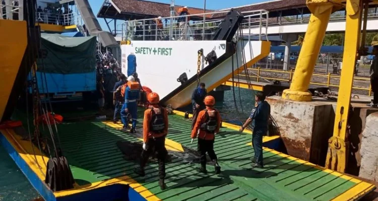 KMP Putri Yasmin, kapal terbakar, Selat Lombok, kebakaran kapal, SAR Denpasar, SAR Mataram, KN SAR Arjuna, evakuasi penumpang, Pelabuhan Padangbai, Pelabuhan Lembar, Bali, NTB.