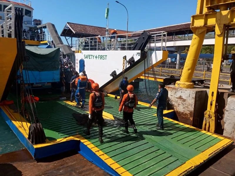 sarrr KMP Putri Yasmin, kapal terbakar, Selat Lombok, kebakaran kapal, SAR Denpasar, SAR Mataram, KN SAR Arjuna, evakuasi penumpang, Pelabuhan Padangbai, Pelabuhan Lembar, Bali, NTB.