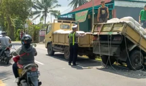 kecelakaan lalu lintas, Honda Brio, Mitsubishi Truck, kecelakaan Sangeh, Jalan Raya Sangeh–Grana, Sangeh, Abiansemal, Badung, sopir mengantuk, tabrakan mobil dan truk, luka ringan, Unit Laka Lantas Polres Badung, Lantas Abiansemal, kecelakaan Bali, Citizen Bali.