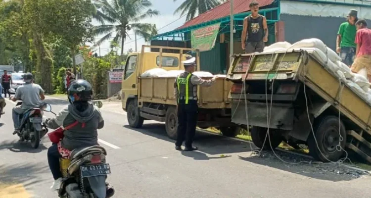 kecelakaan lalu lintas, Honda Brio, Mitsubishi Truck, kecelakaan Sangeh, Jalan Raya Sangeh–Grana, Sangeh, Abiansemal, Badung, sopir mengantuk, tabrakan mobil dan truk, luka ringan, Unit Laka Lantas Polres Badung, Lantas Abiansemal, kecelakaan Bali, Citizen Bali.