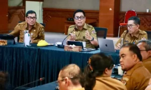 wakil walikota Wawali Arya Wibawa, I Kadek Agus Arya Wibawa, Pemkot Denpasar, TKPK Denpasar, penanggulangan kemiskinan, percepatan perlindungan sosial, Perlinsos Denpasar, kemiskinan Denpasar, pendataan KK, data sosial masyarakat, Pemkot Denpasar, Denpasar, Bali, OPD Denpasar, balai banjar, perlindungan sosial.