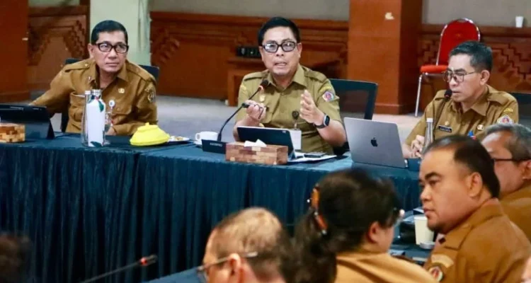 Wawali Arya Wibawa, I Kadek Agus Arya Wibawa, Pemkot Denpasar, TKPK Denpasar, penanggulangan kemiskinan, percepatan perlindungan sosial, Perlinsos Denpasar, kemiskinan Denpasar, pendataan KK, data sosial masyarakat, Pemkot Denpasar, Denpasar, Bali, OPD Denpasar, balai banjar, perlindungan sosial.