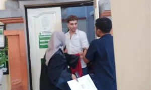 wn palestina WNA Palestina, Ali H A Abuteebi, A Vicey Alex, penggelapan, iPhone 17 Pro Max, MacBook Pro 14 M5, PT Cellular World Indonesia, PN Denpasar, tuntutan 15 bulan, JPU Rizki Nur Annisa, Pengadilan Negeri Denpasar, Bali.