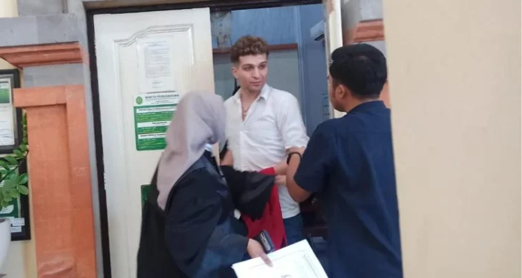 WNA Palestina, Ali H A Abuteebi, A Vicey Alex, penggelapan, iPhone 17 Pro Max, MacBook Pro 14 M5, PT Cellular World Indonesia, PN Denpasar, tuntutan 15 bulan, JPU Rizki Nur Annisa, Pengadilan Negeri Denpasar, Bali.