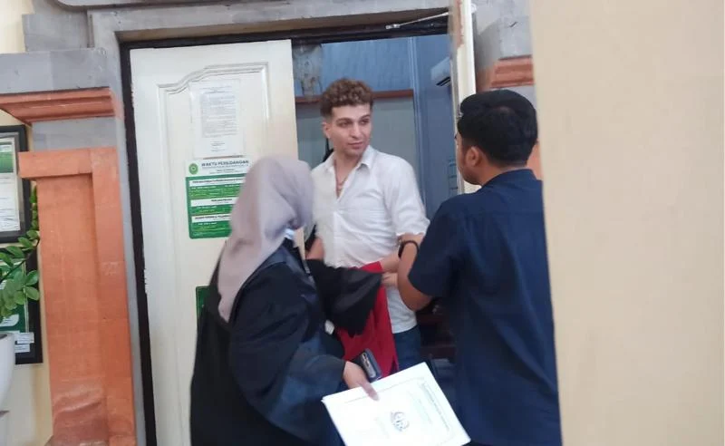 wn palestina WNA Palestina, Ali H A Abuteebi, A Vicey Alex, penggelapan, iPhone 17 Pro Max, MacBook Pro 14 M5, PT Cellular World Indonesia, PN Denpasar, tuntutan 15 bulan, JPU Rizki Nur Annisa, Pengadilan Negeri Denpasar, Bali.