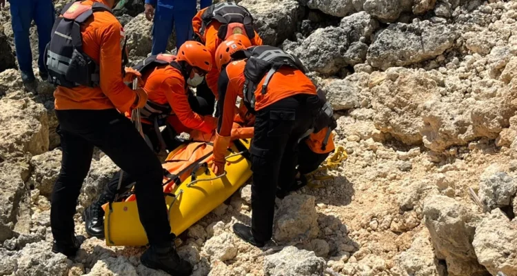 WNA Rusia, G Artem, Tanjung Mebulu, Pecatu, Kuta Selatan, Badung, WNA meninggal, SAR Denpasar, operasi pencarian, Pantai Nyang-Nyang, Kantor Pencarian dan Pertolongan Denpasar, Bali.