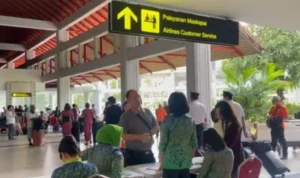 Bandara Ngurah Rai, Gunung Anak Krakatau, aktivitas vulkanik, penerbangan dibatalkan, penerbangan ditunda, penerbangan terdampak, InJourney Airports, Angkasa Pura Indonesia, AirNav Indonesia, Bali, Badung, jadwal penerbangan, erupsi Gunung Anak Krakatau