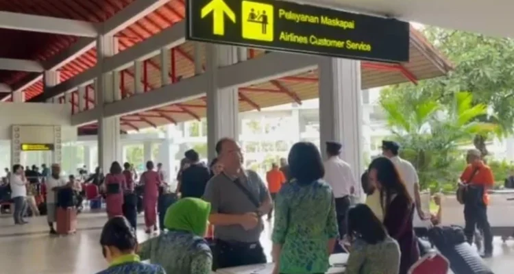 Bandara Ngurah Rai, Gunung Anak Krakatau, aktivitas vulkanik, penerbangan dibatalkan, penerbangan ditunda, penerbangan terdampak, InJourney Airports, Angkasa Pura Indonesia, AirNav Indonesia, Bali, Badung, jadwal penerbangan, erupsi Gunung Anak Krakatau