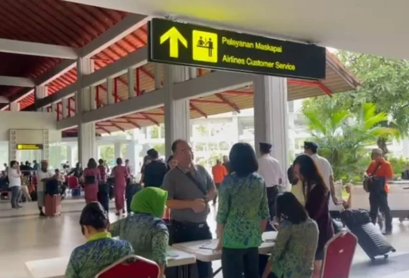Bandara Ngurah Rai, Gunung Anak Krakatau, aktivitas vulkanik, penerbangan dibatalkan, penerbangan ditunda, penerbangan terdampak, InJourney Airports, Angkasa Pura Indonesia, AirNav Indonesia, Bali, Badung, jadwal penerbangan, erupsi Gunung Anak Krakatau