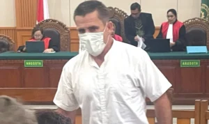 Terdakwa WN Australia Sean DM didampingi penasihat hukumnya saat menjalani sidang agenda tuntutan kasus penyalahgunaan narkotika jenis sabu di Pengadilan Negeri Denpasar, Kamis (17/9/2026). Jaksa menuntut Sean DM dengan pidana penjara selama dua tahun.