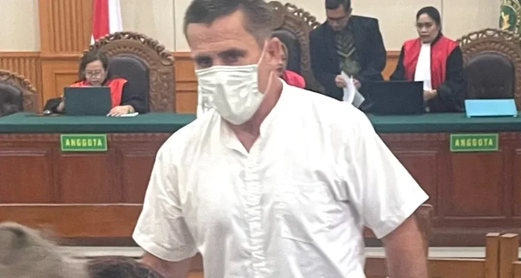 Terdakwa WN Australia Sean DM didampingi penasihat hukumnya saat menjalani sidang agenda tuntutan kasus penyalahgunaan narkotika jenis sabu di Pengadilan Negeri Denpasar, Kamis (17/9/2026). Jaksa menuntut Sean DM dengan pidana penjara selama dua tahun.