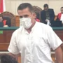 Terdakwa WN Australia Sean DM didampingi penasihat hukumnya saat menjalani sidang agenda tuntutan kasus penyalahgunaan narkotika jenis sabu di Pengadilan Negeri Denpasar, Kamis (17/9/2026). Jaksa menuntut Sean DM dengan pidana penjara selama dua tahun.