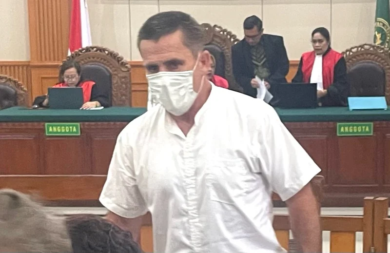 Terdakwa WN Australia Sean DM didampingi penasihat hukumnya saat menjalani sidang agenda tuntutan kasus penyalahgunaan narkotika jenis sabu di Pengadilan Negeri Denpasar, Kamis (17/9/2026). Jaksa menuntut Sean DM dengan pidana penjara selama dua tahun.
