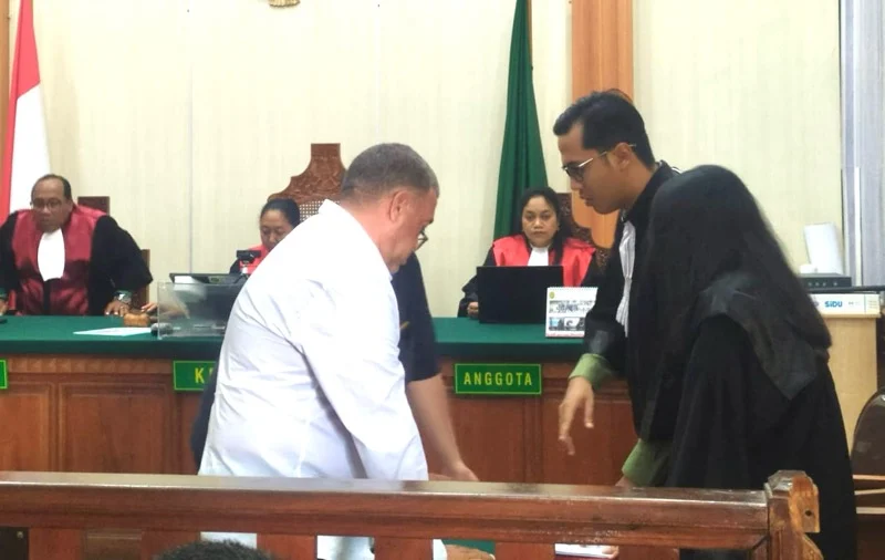 Darren Granville Craig, WN Inggris, bule Inggris, hasis, narkotika, hasis Thailand, PN Denpasar, Pengadilan Negeri Denpasar, vonis 6 tahun, narkotika Bali, Kejati Bali, Bandara Ngurah Rai, Cemagi, Badung