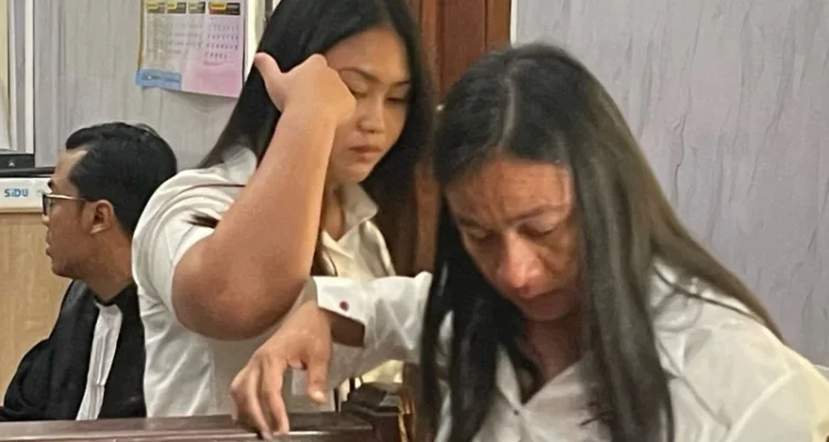 Dua terdakwa WN Thailand, Mayuree Prasomtong dan Nontiya Janpech, didampingi penasihat hukum saat menjalani sidang putusan di Pengadilan Negeri Denpasar, Kamis (24/9/2026). Keduanya masing-masing divonis tujuh tahun penjara terkait kasus impor dan penyalahgunaan narkotika jenis hasis.