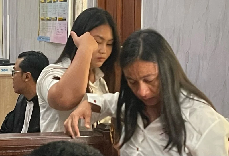 Dua terdakwa WN Thailand, Mayuree Prasomtong dan Nontiya Janpech, didampingi penasihat hukum saat menjalani sidang putusan di Pengadilan Negeri Denpasar, Kamis (24/9/2026). Keduanya masing-masing divonis tujuh tahun penjara terkait kasus impor dan penyalahgunaan narkotika jenis hasis.