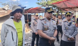 Kebakaran Denpasar, 300 KK mengungsi, Pemecutan Klod, Jalan Nakula, Gang Jatayu, Polresta Denpasar, Leonardo Simatupang, gudang rongsokan, kebakaran bedeng, water cannon.