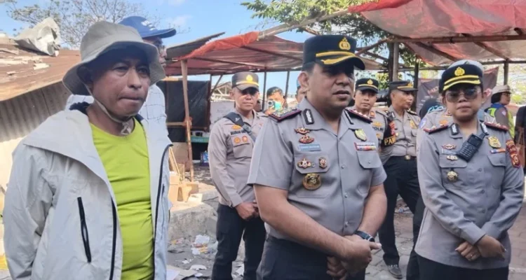 Kebakaran Denpasar, 300 KK mengungsi, Pemecutan Klod, Jalan Nakula, Gang Jatayu, Polresta Denpasar, Leonardo Simatupang, gudang rongsokan, kebakaran bedeng, water cannon.
