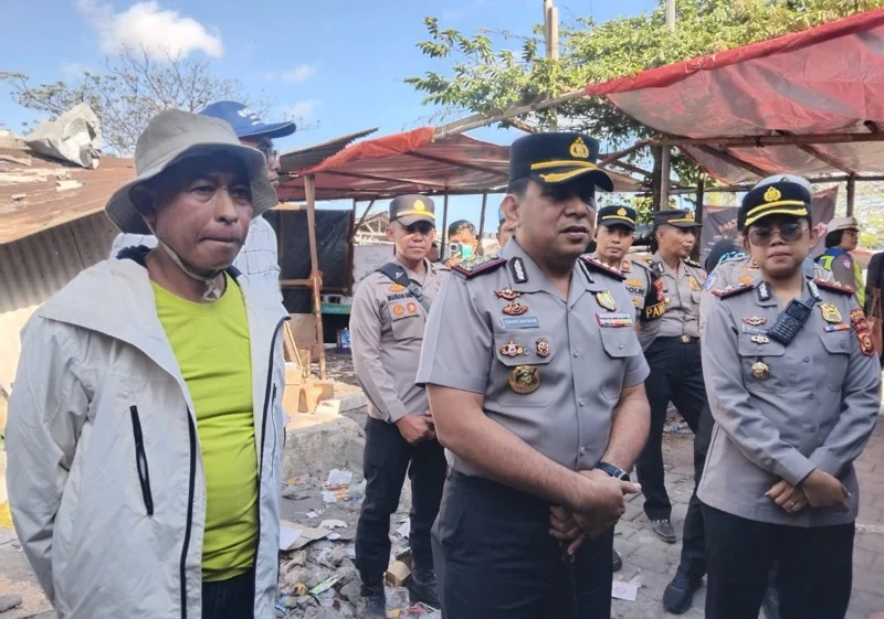 Kebakaran Denpasar, 300 KK mengungsi, Pemecutan Klod, Jalan Nakula, Gang Jatayu, Polresta Denpasar, Leonardo Simatupang, gudang rongsokan, kebakaran bedeng, water cannon.