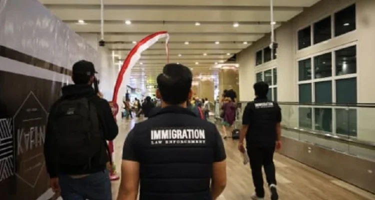 Imigrasi Ngurah Rai, buronan Interpol, WN Ethiopia, Red Notice Interpol, Bandara Ngurah Rai, NCB Interpol Indonesia, penipuan Rp5 miliar, Bali, deportasi