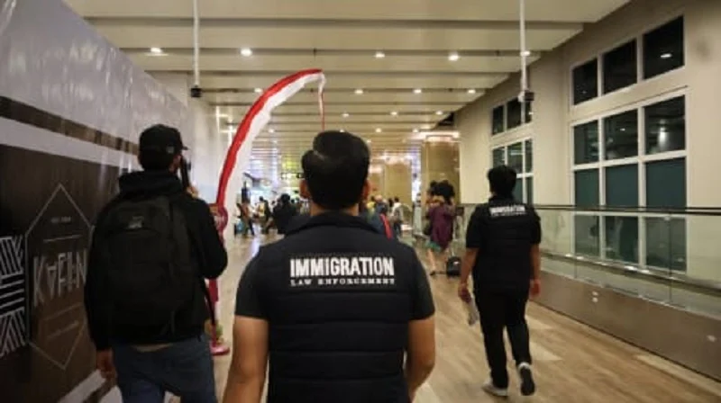 Imigrasi Ngurah Rai, buronan Interpol, WN Ethiopia, Red Notice Interpol, Bandara Ngurah Rai, NCB Interpol Indonesia, penipuan Rp5 miliar, Bali, deportasi