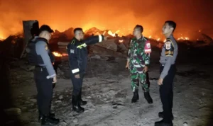 Kebakaran Denpasar, kebakaran Jalan Nakula, gudang rongsokan terbakar, Gang Jatayu, Banjar Mergaya, Pemecutan Klod, Denpasar Barat, bedeng terbakar, kebakaran gudang rongsokan, Damkar Denpasar.