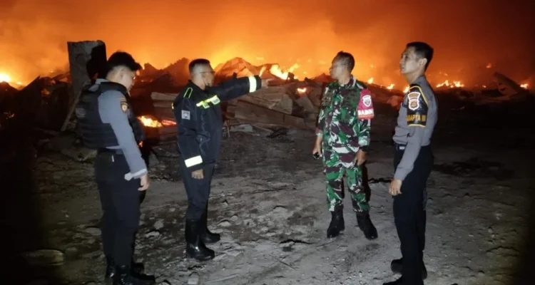 Kebakaran Denpasar, kebakaran Jalan Nakula, gudang rongsokan terbakar, Gang Jatayu, Banjar Mergaya, Pemecutan Klod, Denpasar Barat, bedeng terbakar, kebakaran gudang rongsokan, Damkar Denpasar.