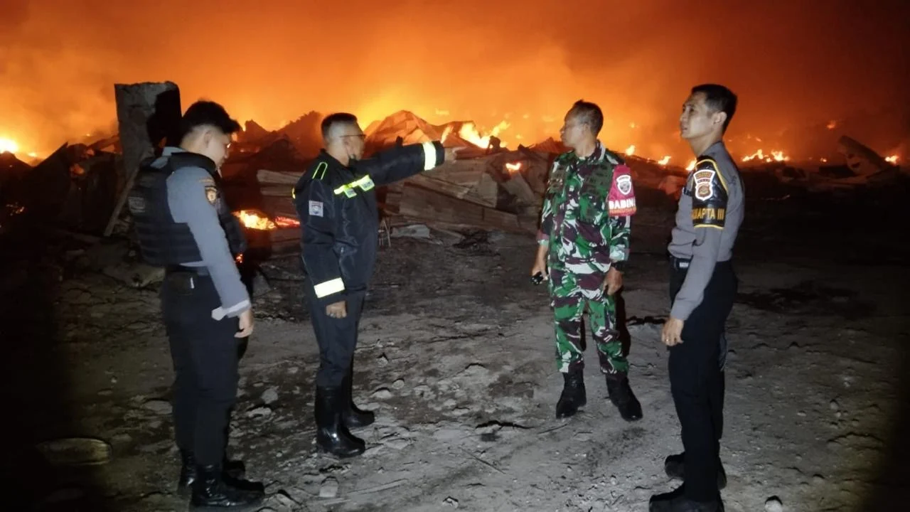 Kebakaran Denpasar, kebakaran Jalan Nakula, gudang rongsokan terbakar, Gang Jatayu, Banjar Mergaya, Pemecutan Klod, Denpasar Barat, bedeng terbakar, kebakaran gudang rongsokan, Damkar Denpasar.