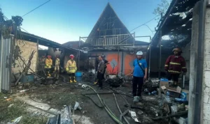 Gudang kembang api terbakar, kebakaran Denpasar, Jalan Siulan, Gang Sekar Bhuana, Denpasar Timur, dua korban luka bakar, Damkar Denpasar, ledakan kembang api, bengkel motor, kebakaran gudang.