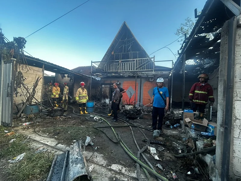 Gudang kembang api terbakar, kebakaran Denpasar, Jalan Siulan, Gang Sekar Bhuana, Denpasar Timur, dua korban luka bakar, Damkar Denpasar, ledakan kembang api, bengkel motor, kebakaran gudang.