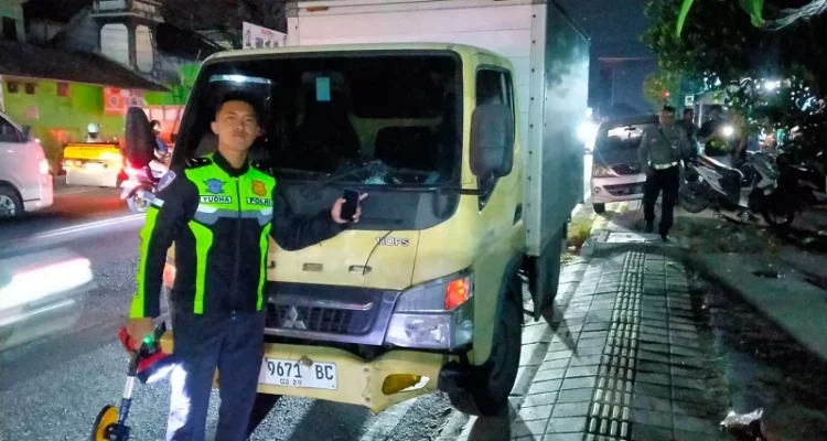 I Made Sadia, kecelakaan lalu lintas, lansia tewas, terobos lampu merah, Jalan Gunung Salak, Jalan Teuku Umar Barat, Denpasar Barat, mobil box Mitsubishi, Honda Beat, Polresta Denpasar, Satlantas Polresta Denpasar, kecelakaan Denpasar, kecelakaan Bali.