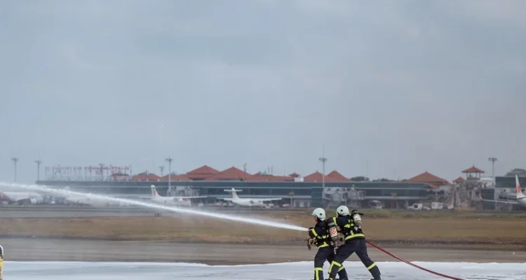 Bandara Ngurah Rai, Airport Emergency Exercise, AEE 2026, latihan darurat bandara, keselamatan penerbangan, keamanan bandara, Airport Emergency Plan, Badung, Bali, kecelakaan pesawat.