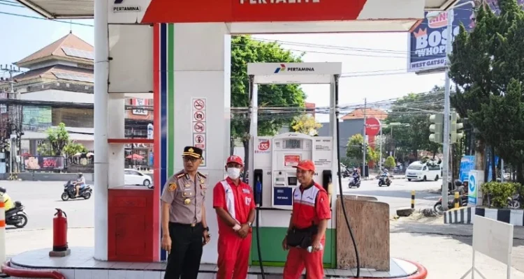 Kapolresta Denpasar, I Wayan Winaya, stok BBM Denpasar, monitoring SPBU, Polresta Denpasar, Pertamina Patra Niaga, BBM subsidi, sistem ganjil-genap BBM, antrean SPBU Bali, distribusi BBM Denpasar.