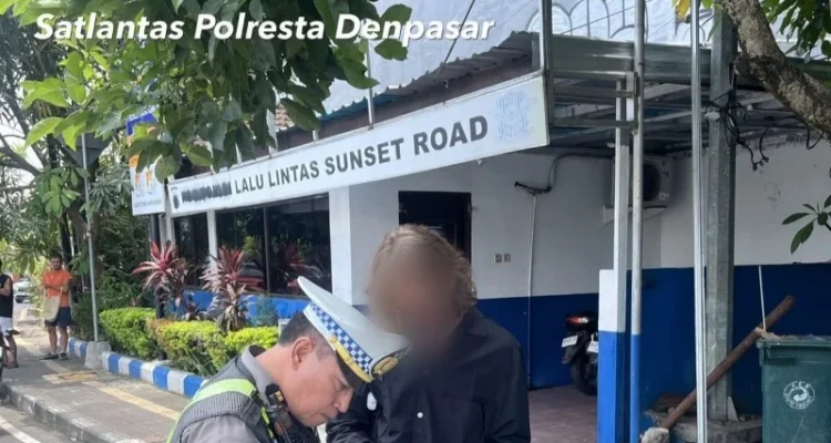 Operasi Patuh Agung 2026, Satlantas Polresta Denpasar, WNA ditilang di Bali, WNA tidak pakai helm, tilang WNA Denpasar, pelanggaran lalu lintas Bali, Polresta Denpasar, Operasi Patuh Bali, keselamatan berkendara, razia lalu lintas Denpasar.