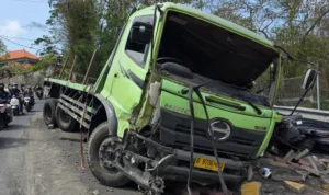 Kecelakaan Bali, kecelakaan Pecatu, kecelakaan Kuta Selatan, Jalan Labuan Sait, truk tronton, rem blong, mobil BYD, kecelakaan Badung, laka lantas Bali, RSUD Wangaya.