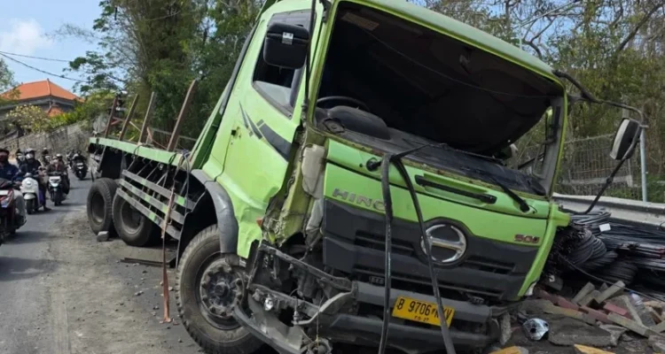 Kecelakaan Bali, kecelakaan Pecatu, kecelakaan Kuta Selatan, Jalan Labuan Sait, truk tronton, rem blong, mobil BYD, kecelakaan Badung, laka lantas Bali, RSUD Wangaya.