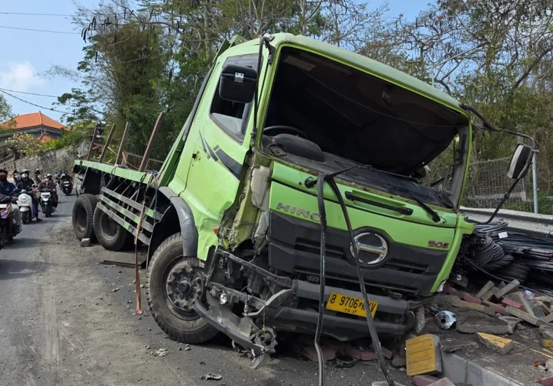 IMG_0051 Kecelakaan Bali, kecelakaan Pecatu, kecelakaan Kuta Selatan, Jalan Labuan Sait, truk tronton, rem blong, mobil BYD, kecelakaan Badung, laka lantas Bali, RSUD Wangaya.