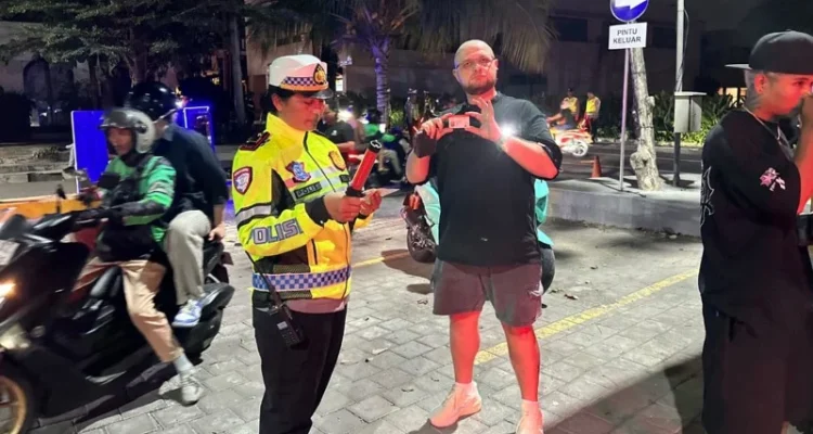 Razia Lalu Lintas, Polres Badung, Satlantas Polres Badung, AKP Ni Luh Sutari Ani, Tibubeneng, Kuta Utara, Pelanggaran Lalu Lintas, Knalpot Brong, TNKB, WNA, Badung, Bali