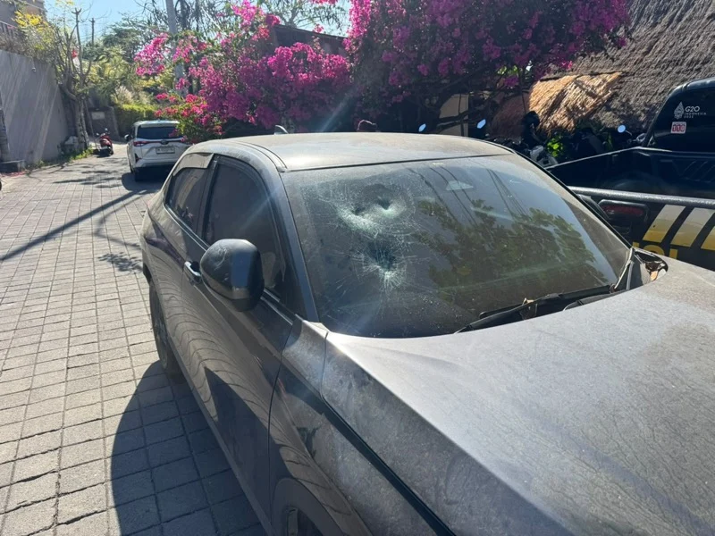 WNA Portugal, Salvador Teixeire Gomes, pengeroyokan WNA, pemerasan WNA, perusakan mobil, Pecatu, Kuta Selatan, Badung, Jalan Buana Sari, Polsek Kuta Selatan, Polresta Denpasar, viral media sosial, pecalang Pecatu, keamanan Pantai Bingin.