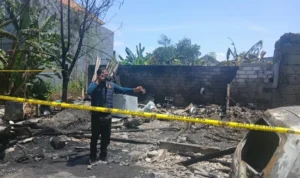 Kebakaran Denpasar, kebakaran Kesiman, rumah terbakar, tempat pemotongan ayam terbakar, kebakaran rumah, korsleting listrik, Polresta Denpasar, Damkar Denpasar, Jalan Cempaka Putih, Denpasar Timur, kerugian Rp300 juta, kebakaran Bali.