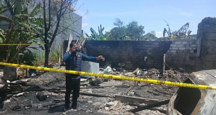 Kebakaran Denpasar, kebakaran Kesiman, rumah terbakar, tempat pemotongan ayam terbakar, kebakaran rumah, korsleting listrik, Polresta Denpasar, Damkar Denpasar, Jalan Cempaka Putih, Denpasar Timur, kerugian Rp300 juta, kebakaran Bali.