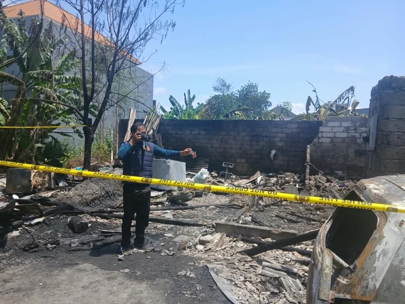 Kebakaran Denpasar, kebakaran Kesiman, rumah terbakar, tempat pemotongan ayam terbakar, kebakaran rumah, korsleting listrik, Polresta Denpasar, Damkar Denpasar, Jalan Cempaka Putih, Denpasar Timur, kerugian Rp300 juta, kebakaran Bali.