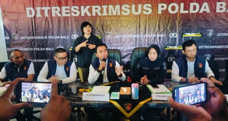 Polda Bali ungkap penyalahgunaan BBM bersubsidi, 8 tersangka penyalahgunaan BBM bersubsidi di Bali, Ditreskrimsus Polda Bali, AKBP Chandra C. Kesuma, kasus penyalahgunaan Pertalite di Denpasar, penyalahgunaan Pertamax di Tabanan, pengungkapan kasus BBM bersubsidi di Gianyar, penjualan BBM bersubsidi secara ilegal, modus penyedotan BBM di SPBU,